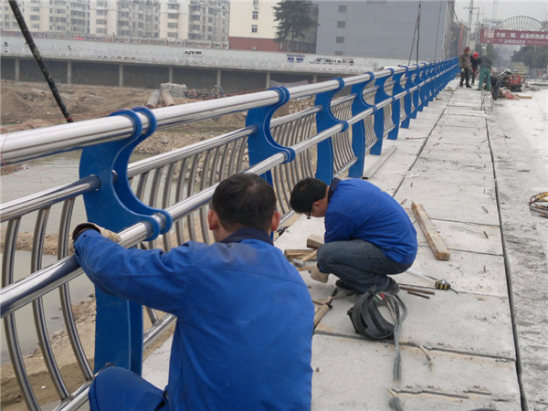 怒江不锈钢河道护栏的特性及其在城市景观中的应用