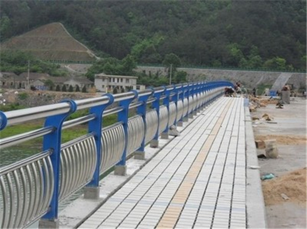 怒江不锈钢桥梁护栏的特性及其在现代建筑中的应用
