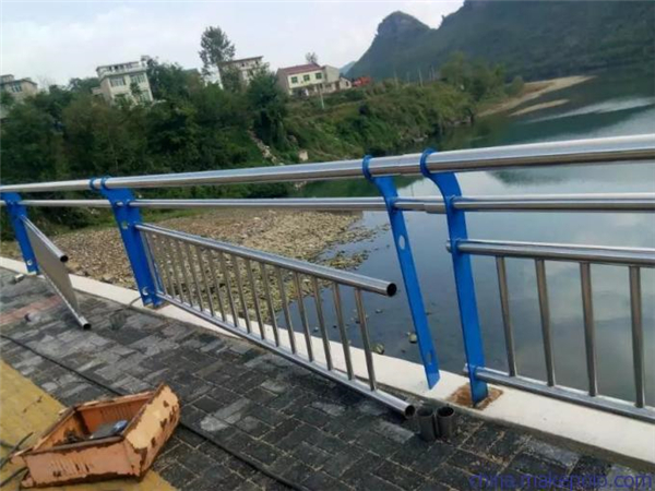 怒江不锈钢复合管护栏是一种卓越的防护材料